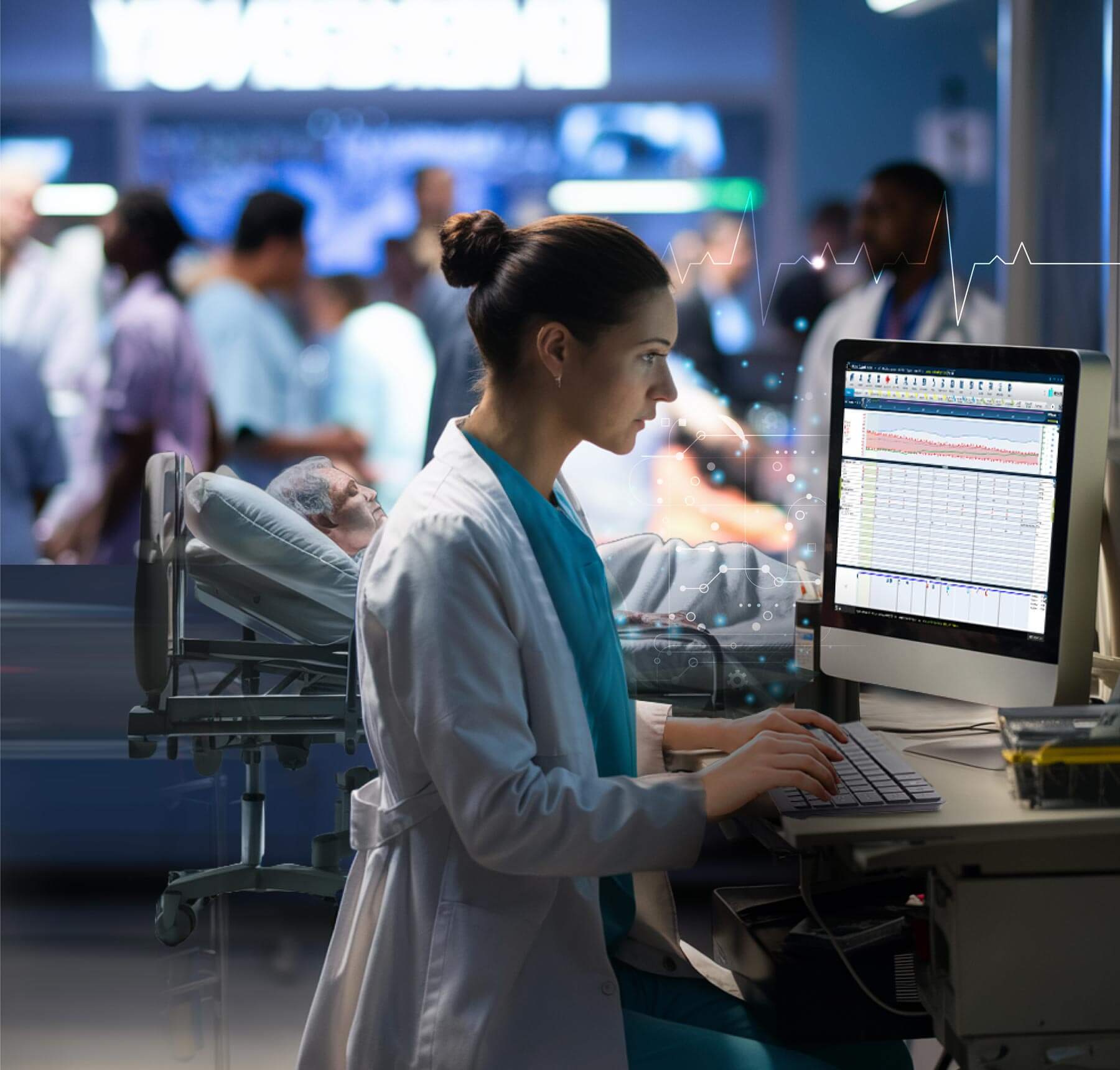 Ärztin nutzt iMDSoft am Computer in der Klinik, während ein Patient im Bett liegt und medizinisches Personal im Hintergrund arbeitet